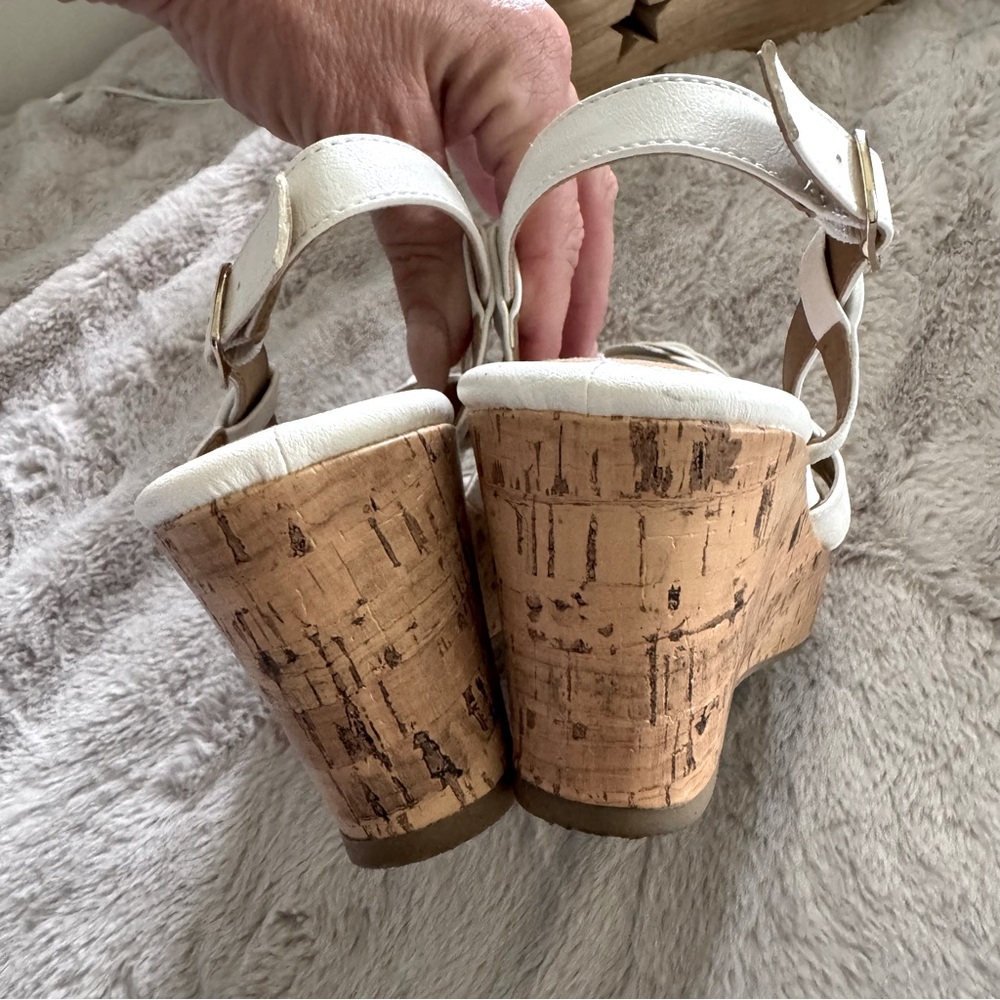 White Laura Scott Wedge Open-toe Sandals with Floral Accent Size 8 - Picture 10 of 14